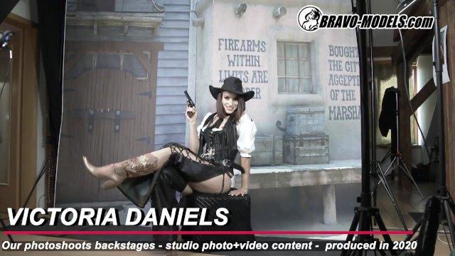 404-Backstage Photoshoot Victoria Daniels - Cosplay