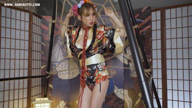 Japan sexy kimono geisha dancing with rope show