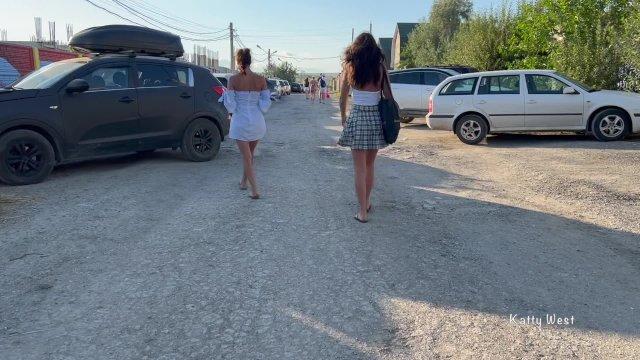 Две девки гуляют на публике без трусиков и показывают киски