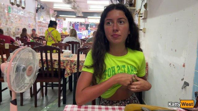 Похотливая Кэтти обедает в азиатском кафе без трусиков и светит киской