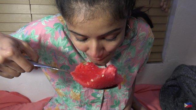 Ang Sarap! Filipina Babe Eats Watermelon With Giant Spoon