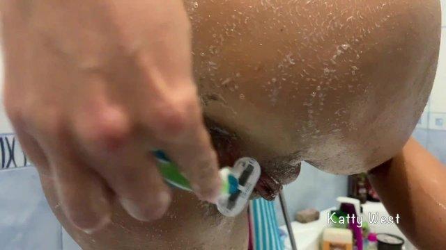 Подросток бреет волосатую киску в душе Крупный план
