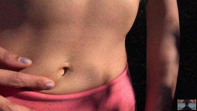 watch as she pokes her sexy bellybutton in public