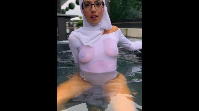 Hijabi Aaliyah Yasin sucks DirtySpringbok's cock in the hot tub and gets his cum on her glasses