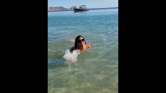 NAKED WITH A FAN ON THE BEACH DOING BLOWJOB - SHEILA ORTEGA