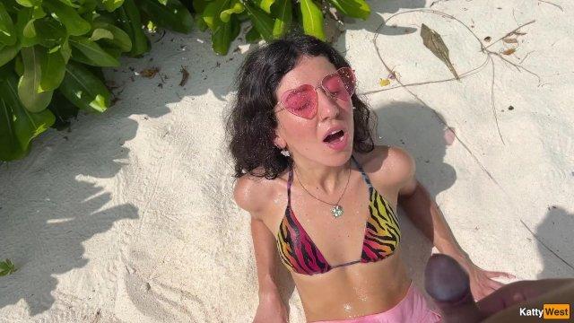 Красотка писает на Мальдивском пляже и получает Золотой Дождь на очки